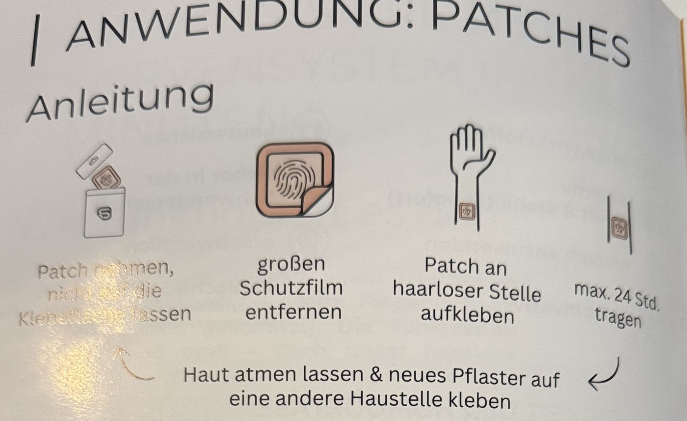 Anleitung mit vier Symbolen: Patch nehmen, großen Schutzfilm entfernen, an haarloser Stelle aufkleben, maximal 24 Stunden tragen