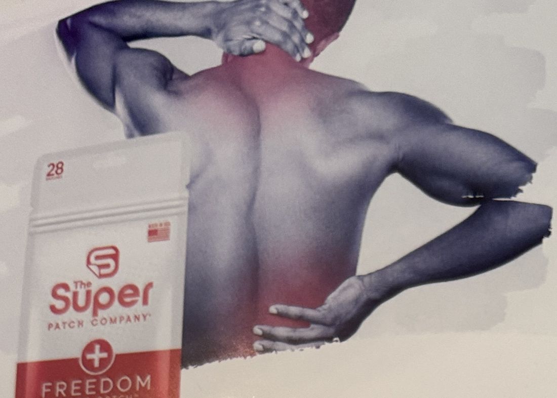 Freedom-Packung vor einem Rücken mit rot markierter Schulterpartie