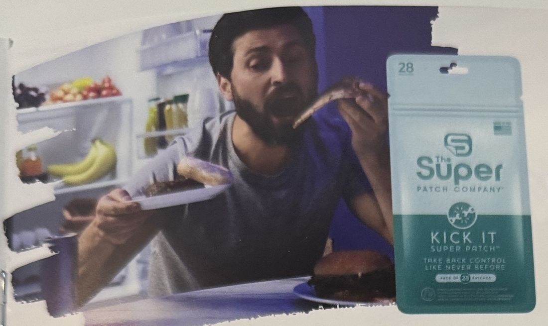 Kick-it-Packung neben einem Mann, der nachts am Kühlschrank isst