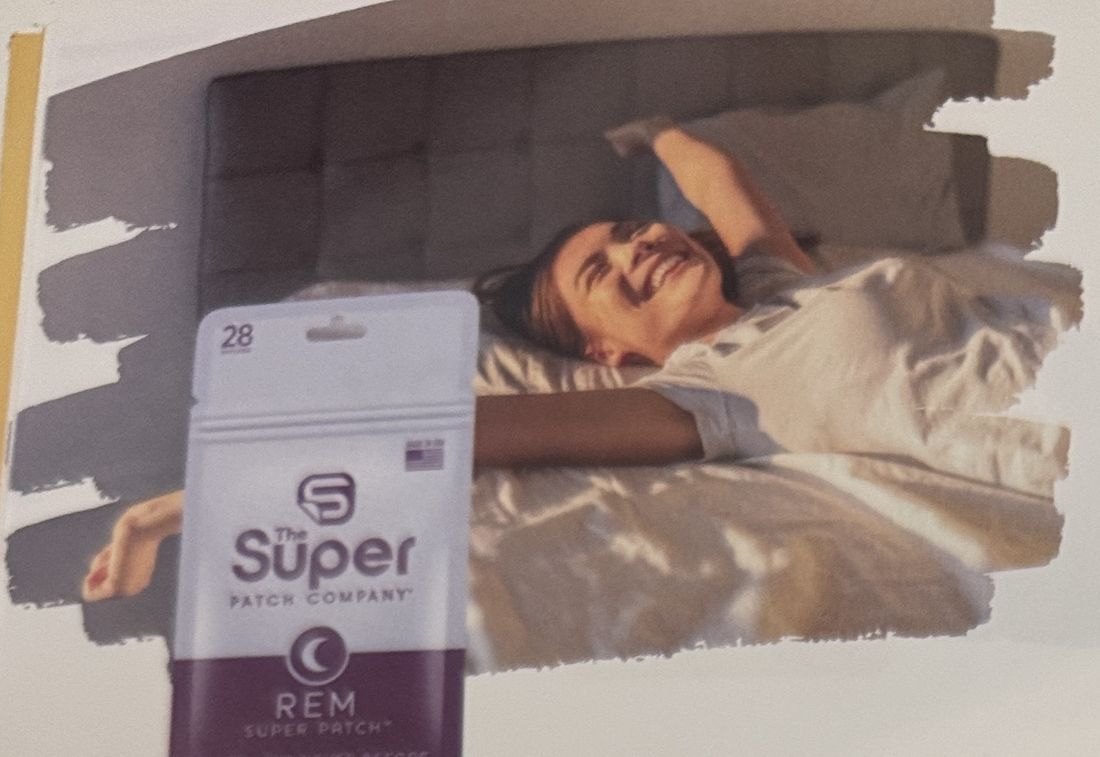 REM-Packung vor einer lachenden Frau im Bett